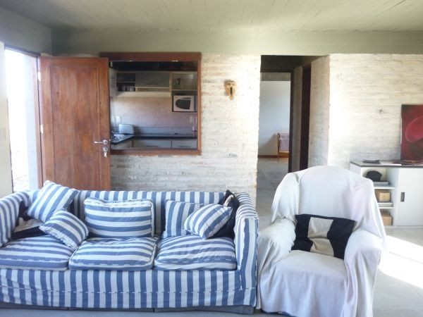 Muy linda casa de diseño moderno y buena construcción muy cerca del mar.