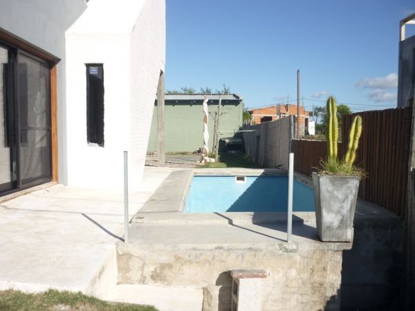 Muy linda casa de diseño moderno y buena construcción muy cerca del mar.