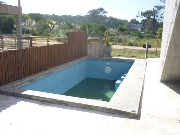 Muy linda casa de diseño moderno y buena construcción muy cerca del mar.