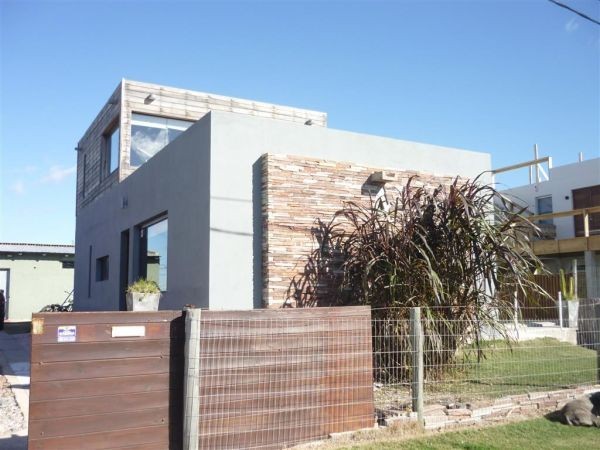 Muy linda casa de diseño moderno y buena construcción muy cerca del mar.