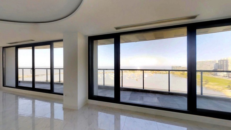 Departamento primera línea al Puerto de Buceo en venta