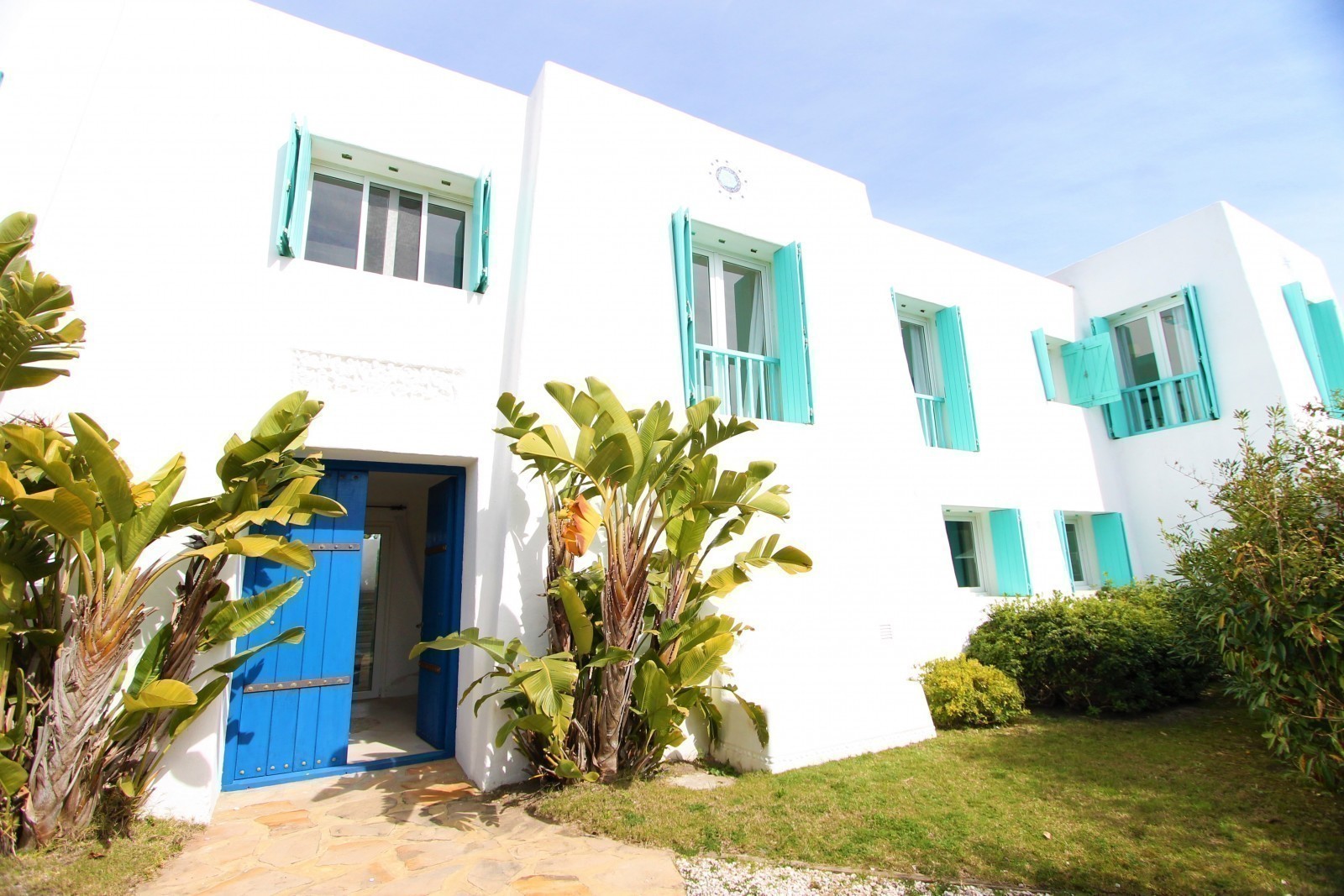 Importante residencia con todas las comodidades frente al mar.