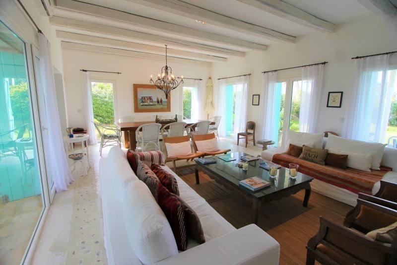 Importante residencia con todas las comodidades frente al mar.