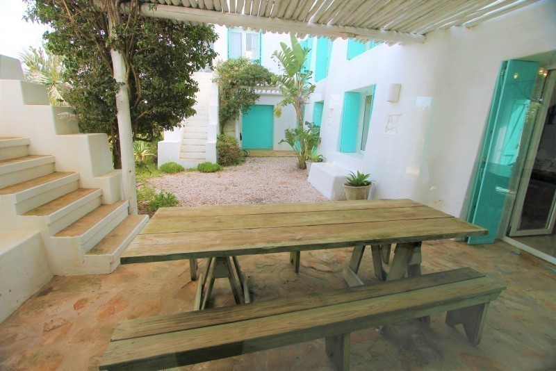 Importante residencia con todas las comodidades frente al mar.