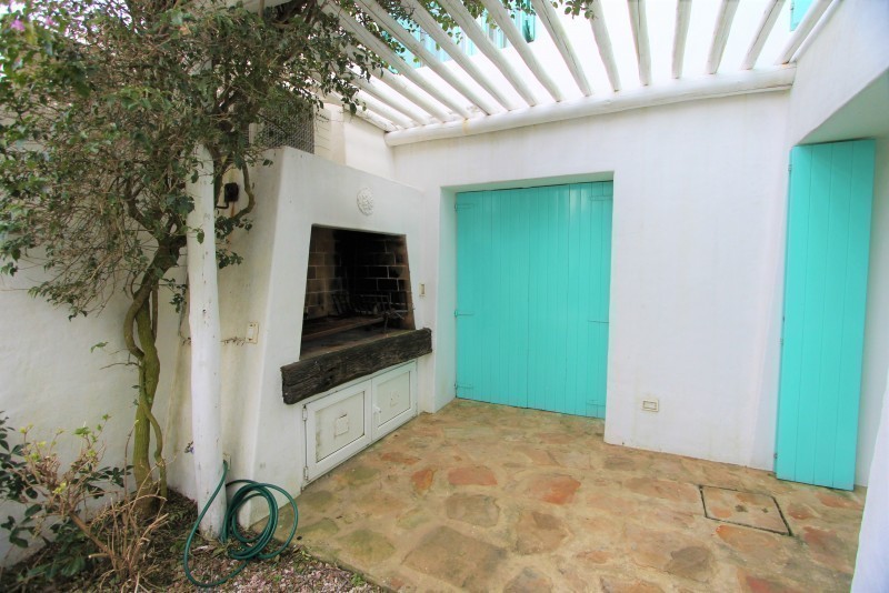Importante residencia con todas las comodidades frente al mar.
