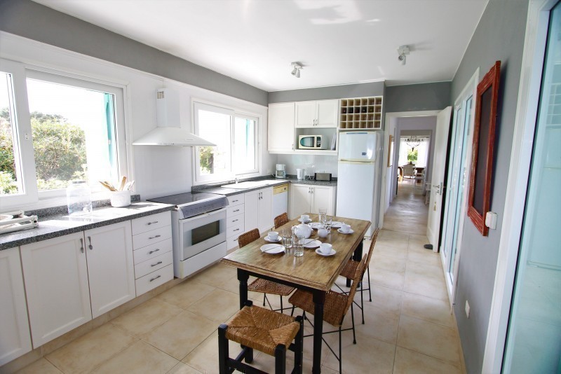 Importante residencia con todas las comodidades frente al mar.