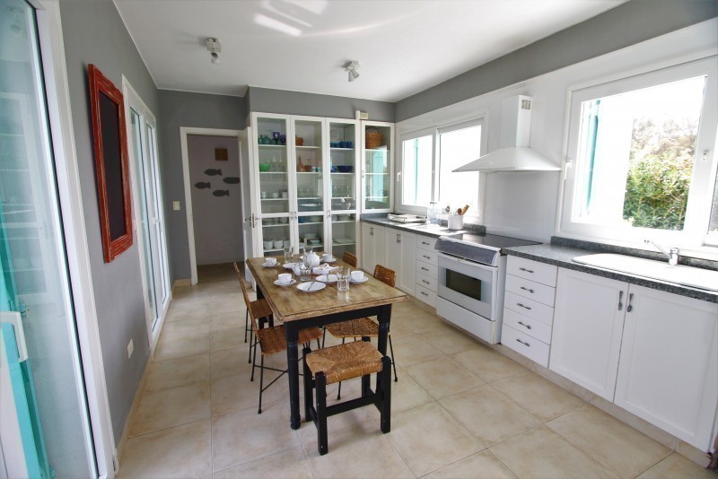 Importante residencia con todas las comodidades frente al mar.