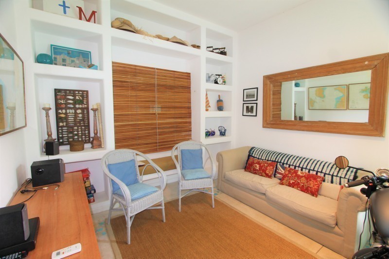 Importante residencia con todas las comodidades frente al mar.