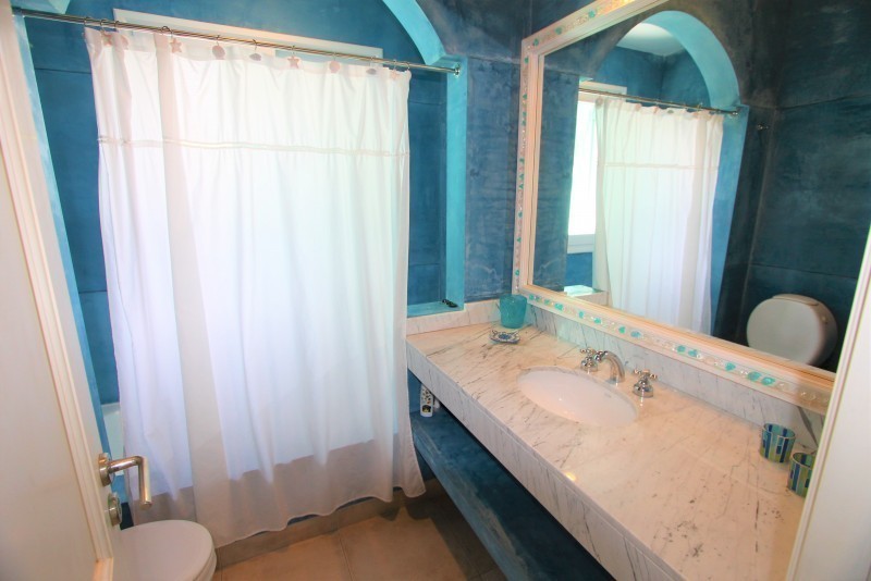 Importante residencia con todas las comodidades frente al mar.