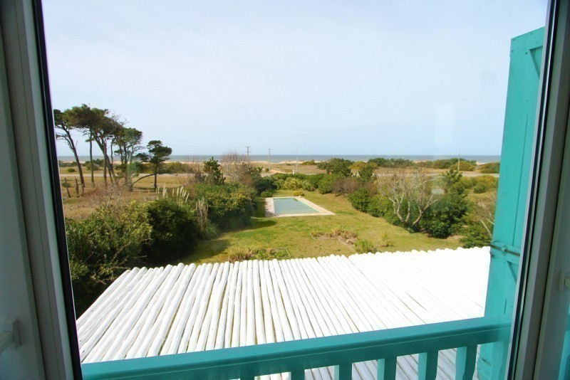 Importante residencia con todas las comodidades frente al mar.