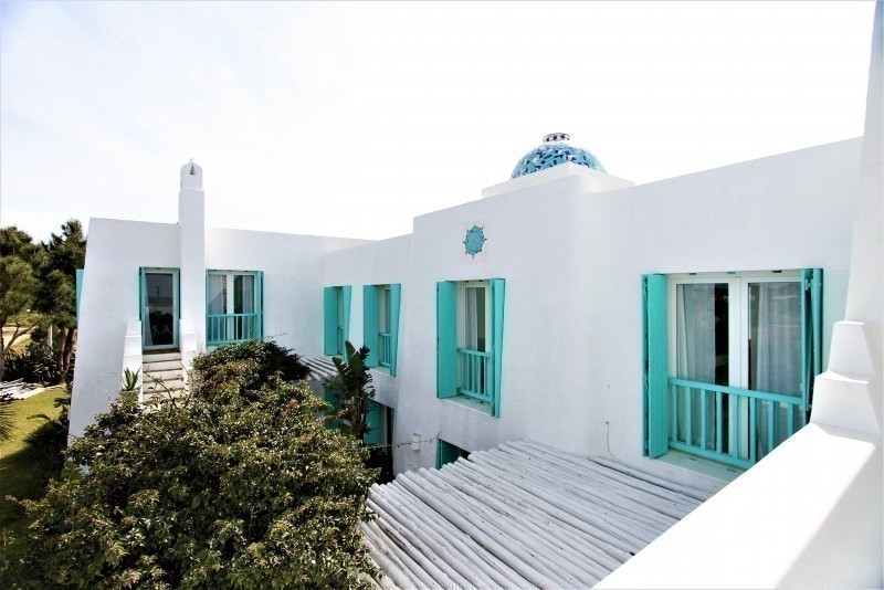Importante residencia con todas las comodidades frente al mar.