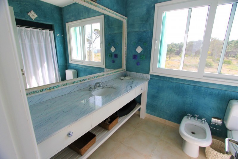Importante residencia con todas las comodidades frente al mar.