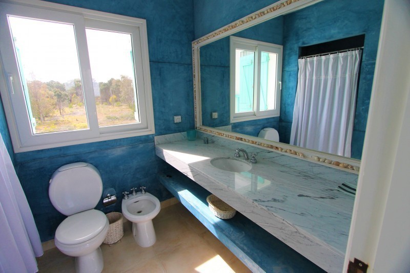 Importante residencia con todas las comodidades frente al mar.