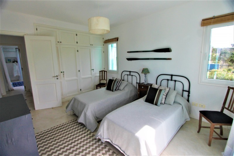 Importante residencia con todas las comodidades frente al mar.