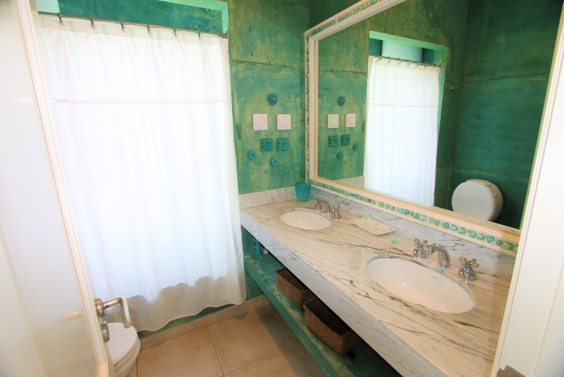Importante residencia con todas las comodidades frente al mar.
