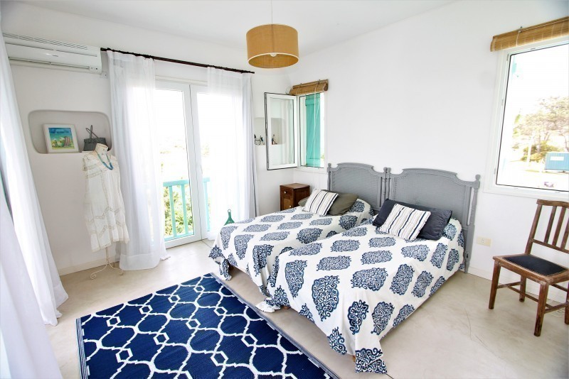 Importante residencia con todas las comodidades frente al mar.