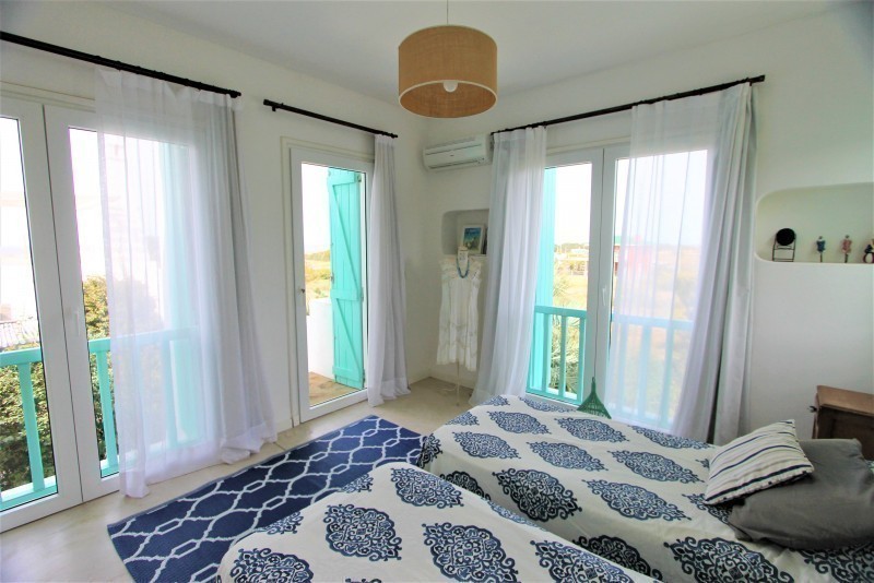 Importante residencia con todas las comodidades frente al mar.