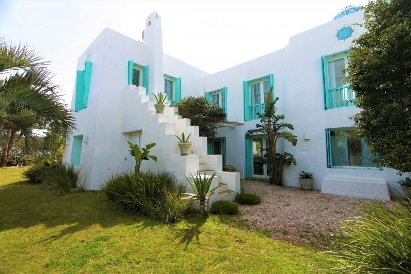 Importante residencia con todas las comodidades frente al mar.