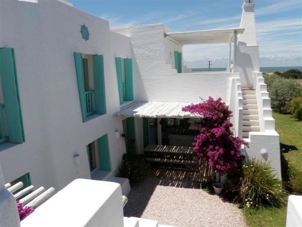 Importante residencia con todas las comodidades frente al mar.