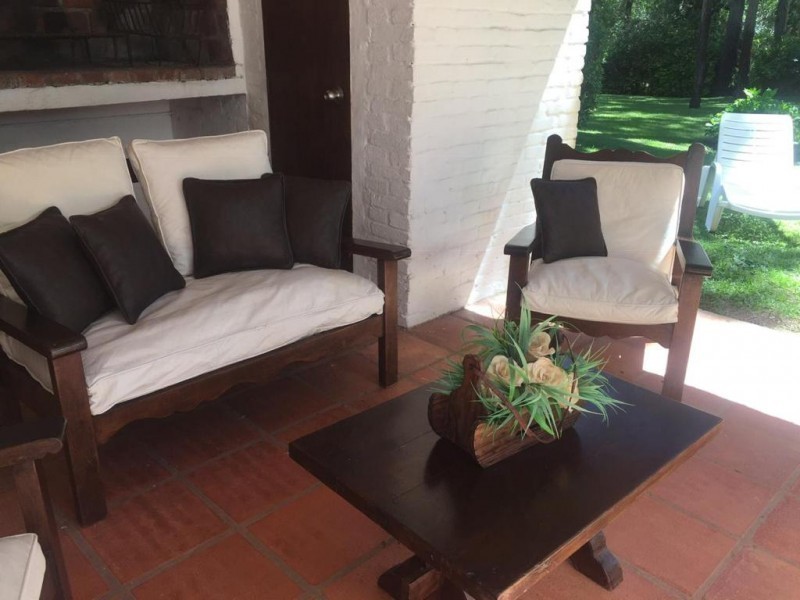 Amplia y práctica casa en Solanas Country de 4 dormitorios y 3 baños, amplio jardín y parrillero techado