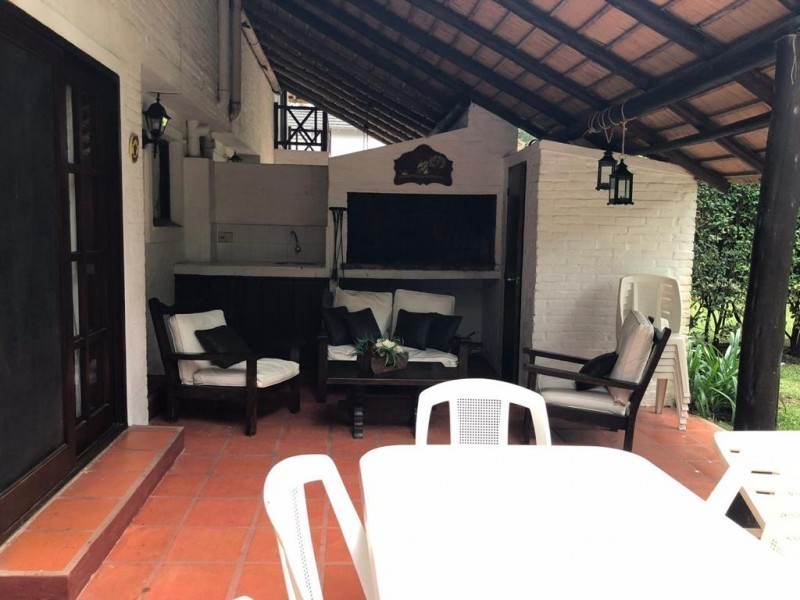 Amplia y práctica casa en Solanas Country de 4 dormitorios y 3 baños, amplio jardín y parrillero techado