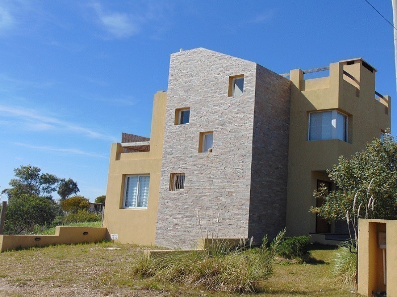 Casa en alquiler en Balneario Buenos Aires.