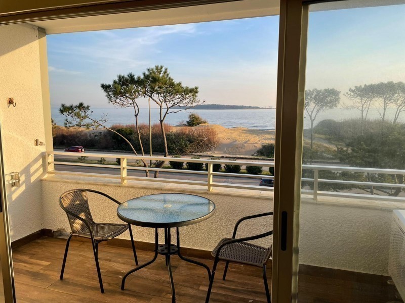 Departamento en venta frente al mar en Playa Mansa