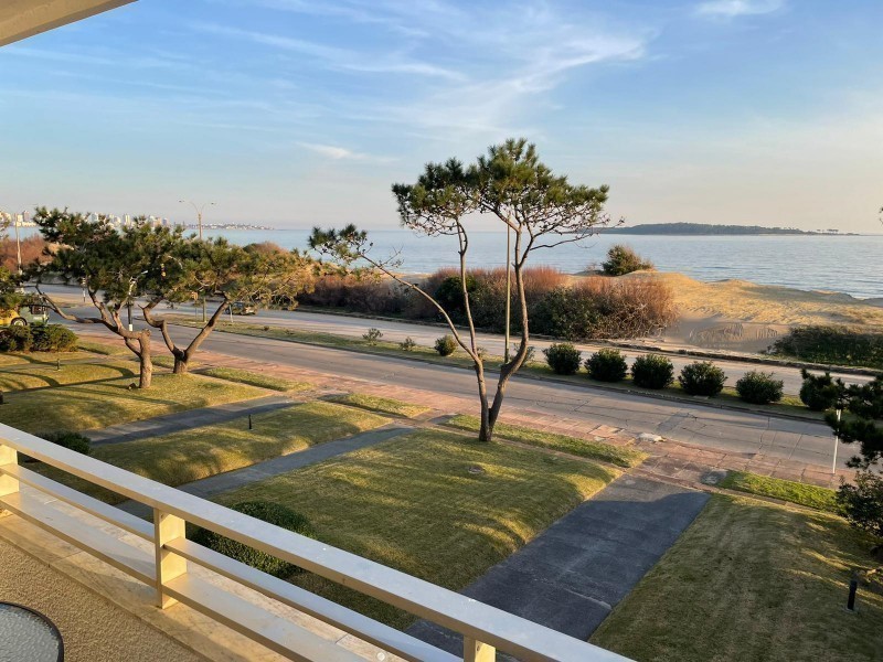 Departamento en venta frente al mar en Playa Mansa