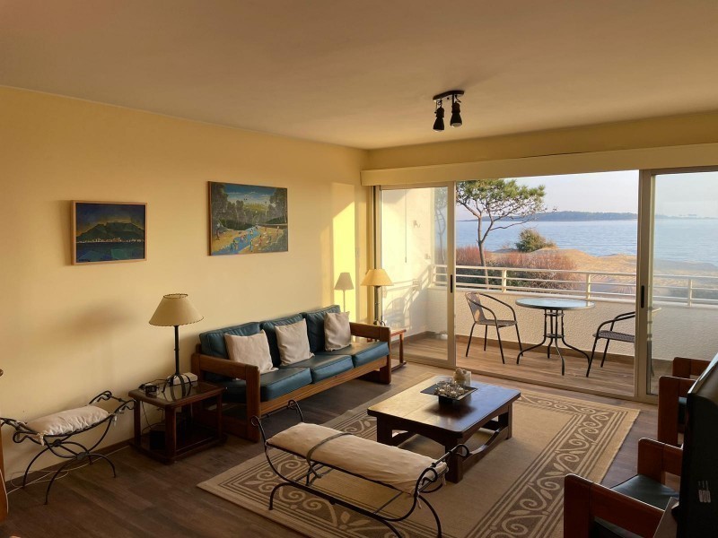 Departamento en venta frente al mar en Playa Mansa