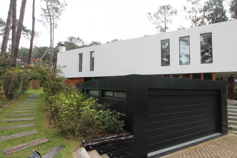 Excelente casa moderna en Laguna Blanca