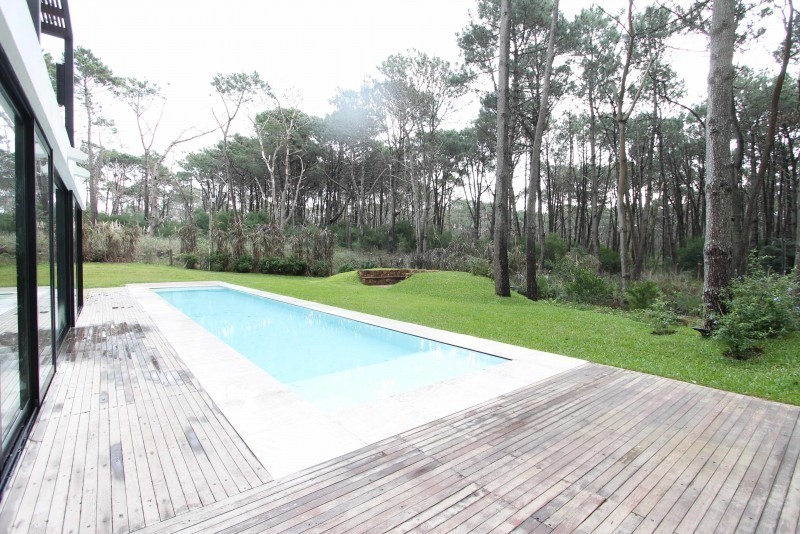 Excelente casa moderna en Laguna Blanca