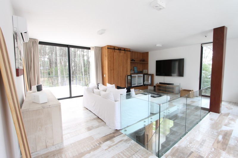 Excelente casa moderna en Laguna Blanca