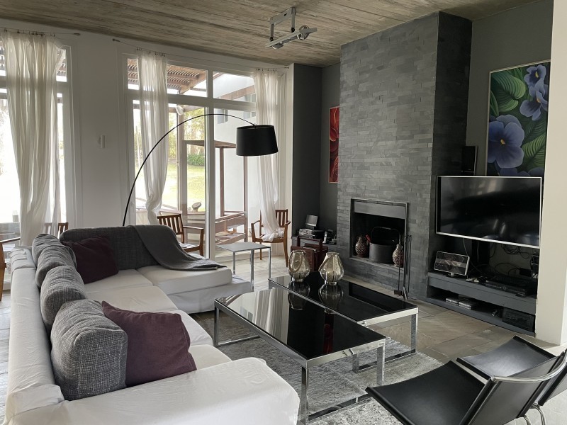 Excelente residencia en Barrio Privado de Laguna Blanca