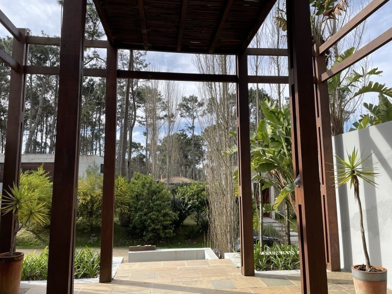 Excelente residencia en Barrio Privado de Laguna Blanca