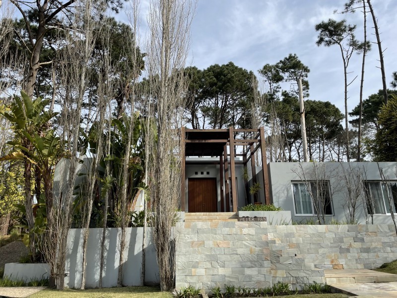 Excelente residencia en Barrio Privado de Laguna Blanca