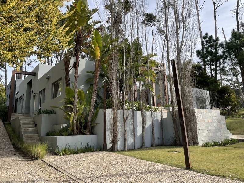 Excelente residencia en Barrio Privado de Laguna Blanca