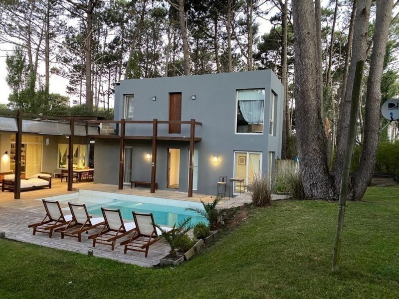 Excelente residencia en Barrio Privado de Laguna Blanca
