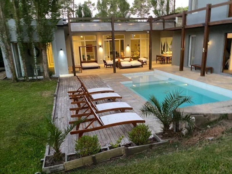 Excelente residencia en Barrio Privado de Laguna Blanca