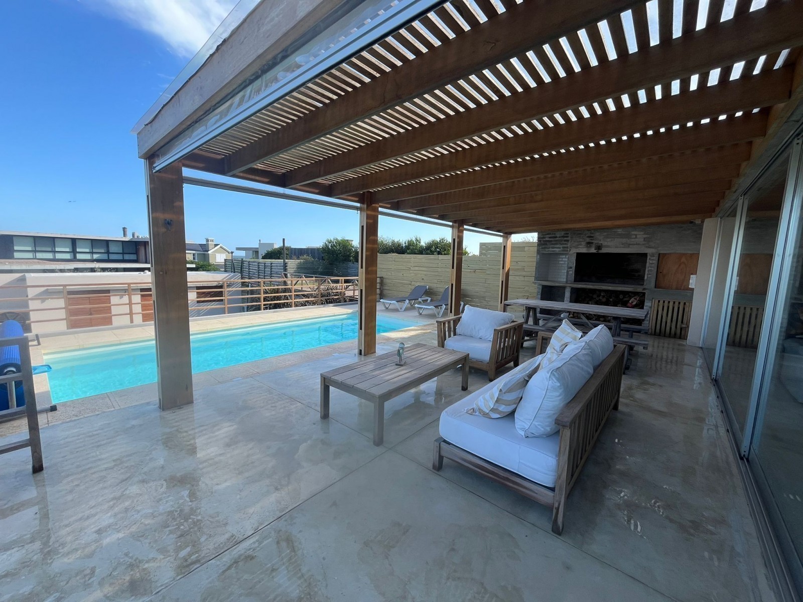 Muy linda casa en montoya en alquiler con pileta