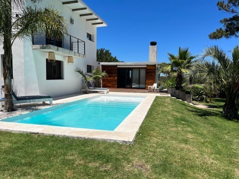 Linda casa de estilo colonial en altos de La Barra