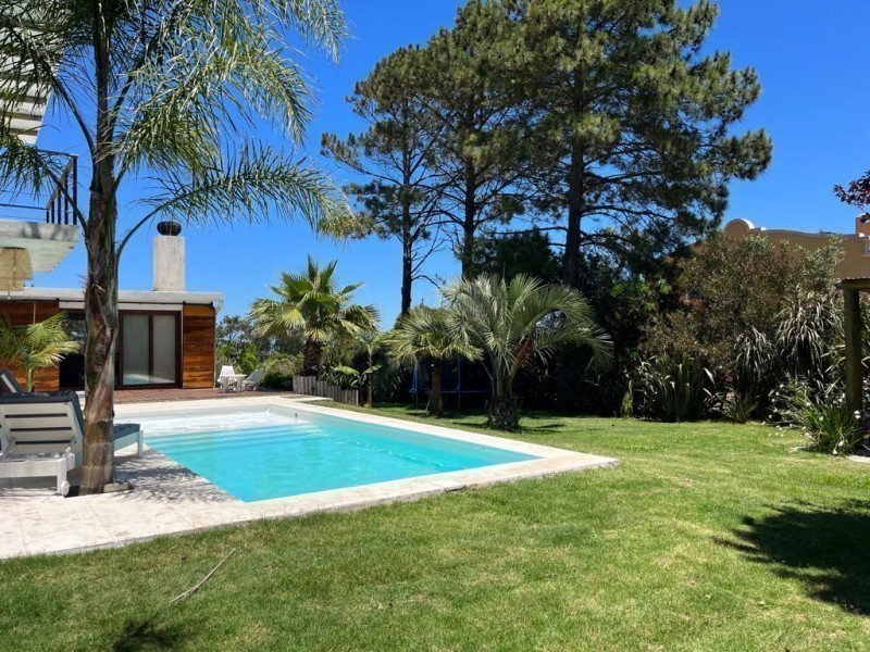 Linda casa de estilo colonial en altos de La Barra