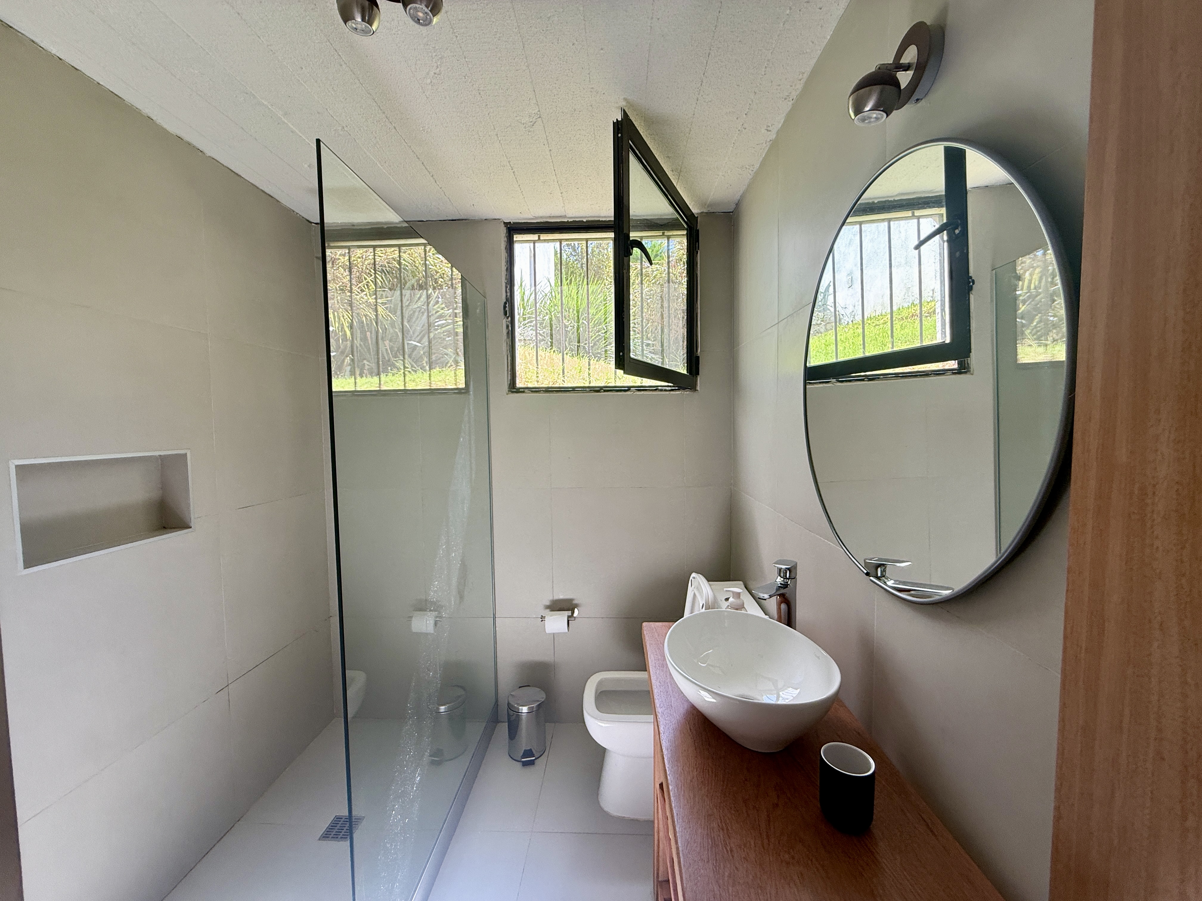 Linda casa de estilo colonial en altos de La Barra