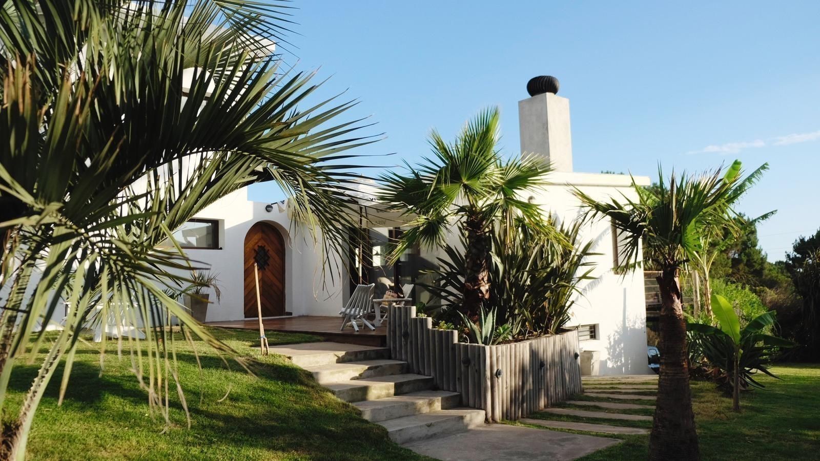 Linda casa de estilo colonial en altos de La Barra