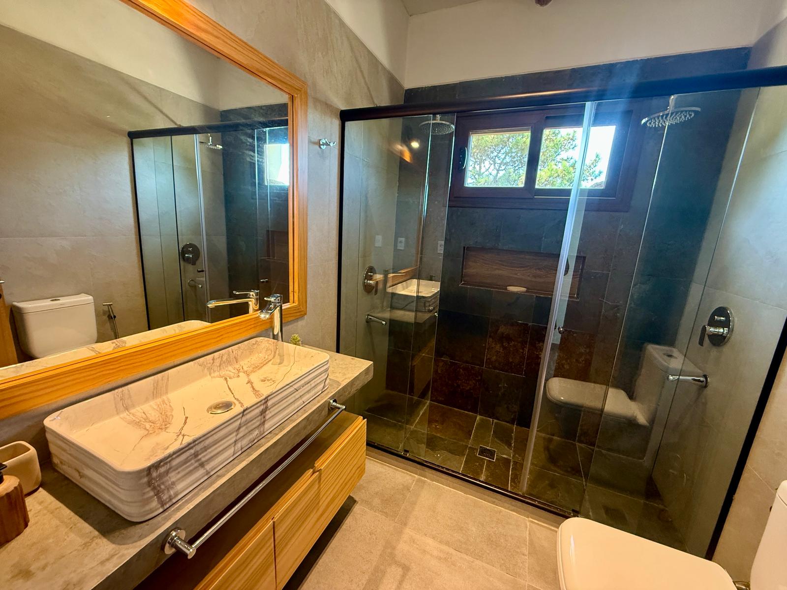 Linda casa de estilo colonial en altos de La Barra