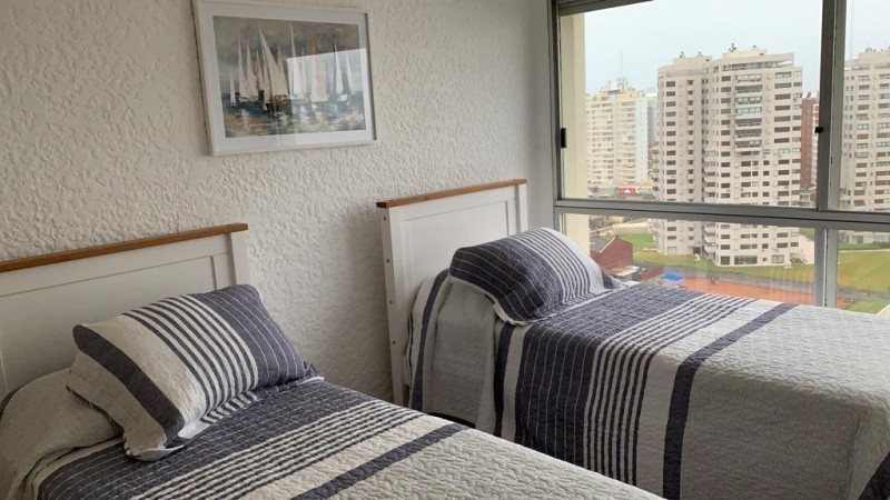 Piso alto frente a playa Mansa en alquiler 