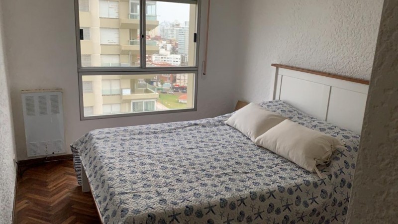 Piso alto frente a playa Mansa en alquiler 
