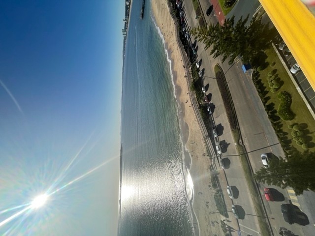 Piso alto frente a playa Mansa en alquiler 