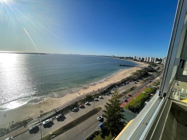 Piso alto frente a playa Mansa en alquiler 