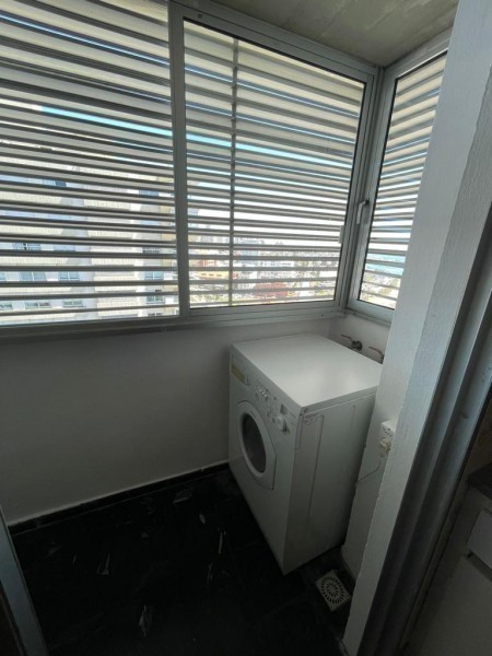 Piso alto frente a playa Mansa en alquiler 