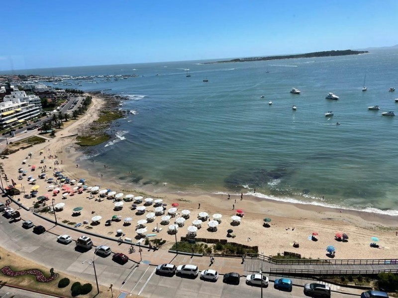 Piso alto frente a playa Mansa en alquiler 